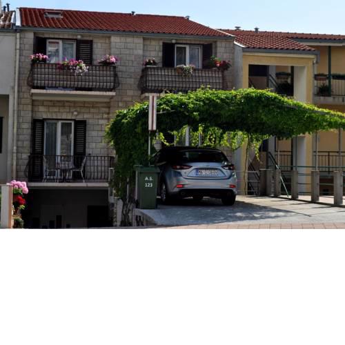 Apartments and rooms Ljuba