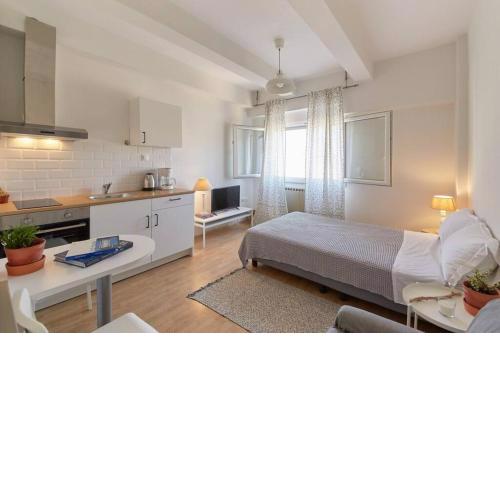 Bright Lovely Central Studio in Thessaloniki