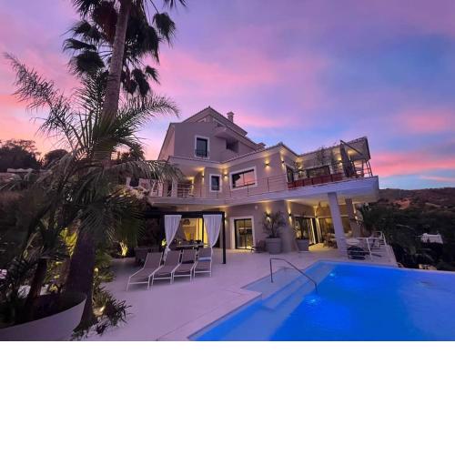 NEW LUXURY VILLA : 7 BEDROOMS : POOL : GYM : SPA