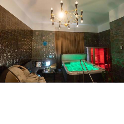 OWN JACUZZI+ SAUNA+ 2BD+A/C+NETFLIX+CENTER